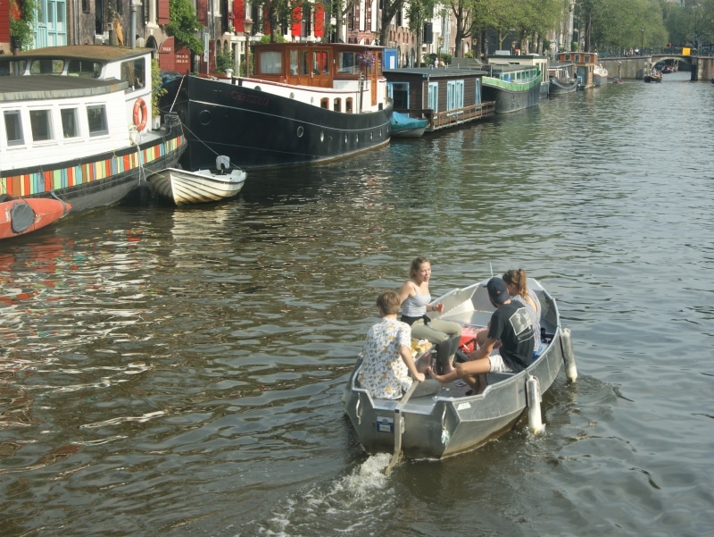 Noleggiare una barca con skipper sui canali di Amsterdam