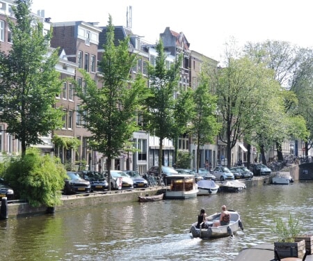 Due persone che navigano in barca su un canale di Amsterdam.