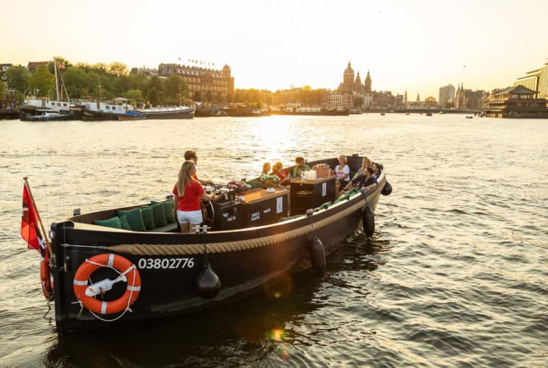 Barca privata con skipper al tramonto