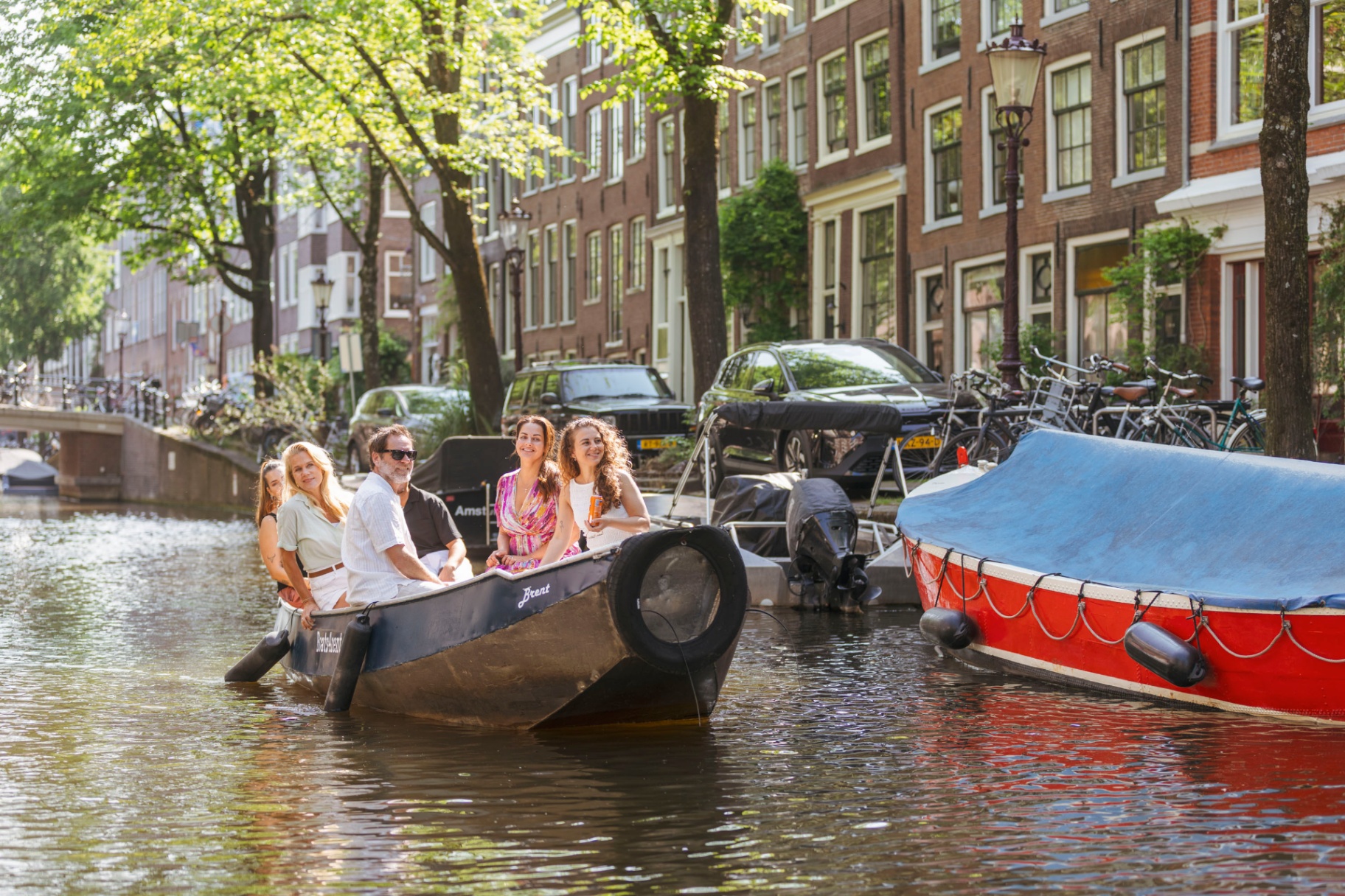 Famiglia che naviga in barca ad Amsterdam