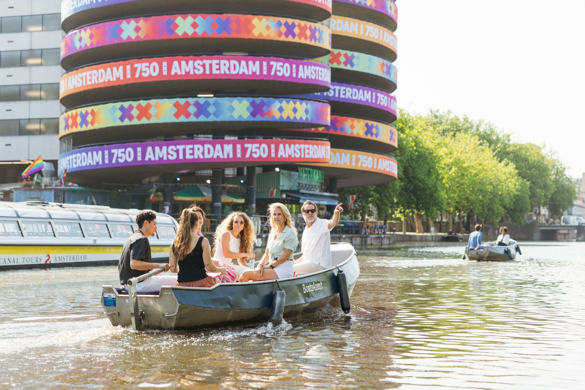 Giro in barca ad Amsterdam con architettura moderna – Boats4rent